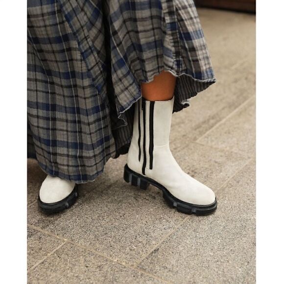 NEW FREE PEOPLE LUG CHELSEA BOOT IN GREY 9.5 - Picture 3 of 6